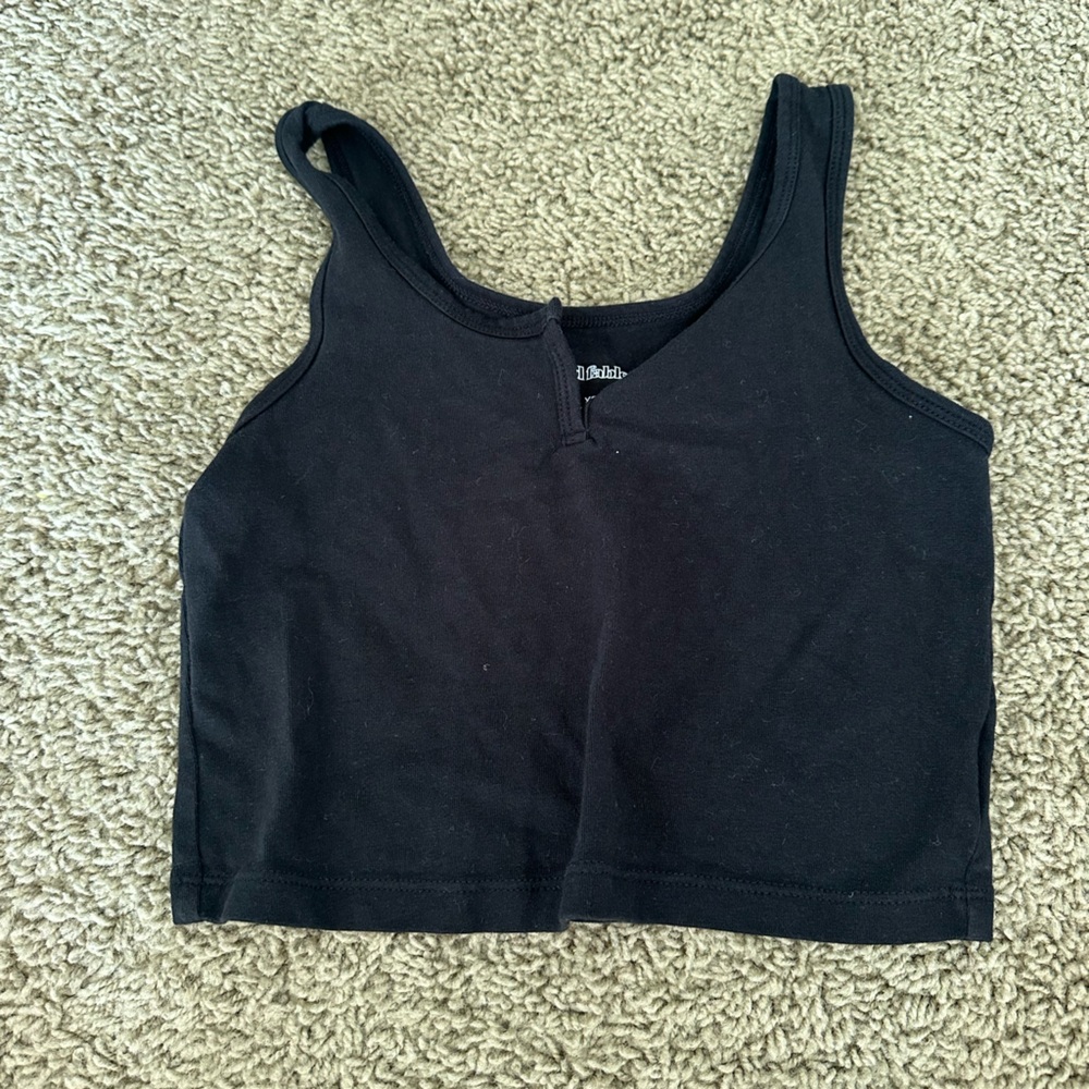 black crop tank
